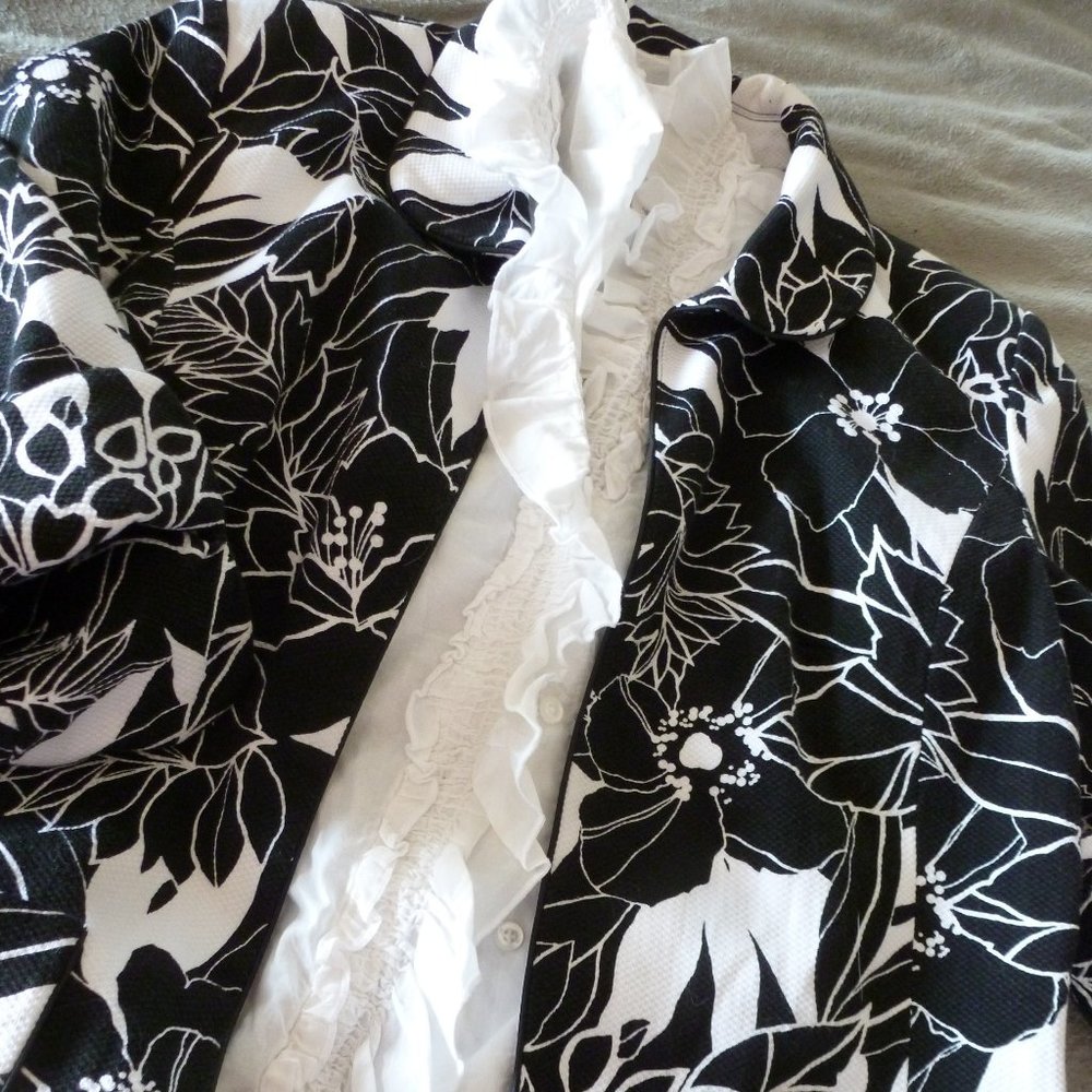 Women’s Lined Floral Black/ White Blazer Size M